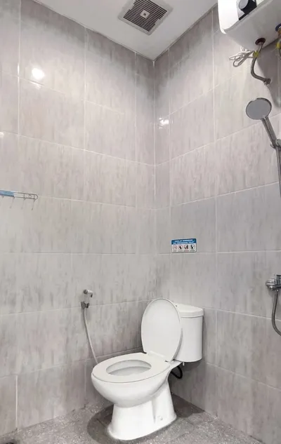 Kamar mandi dalam AVILITA House dengan shower air panas dan water heater siap pakai