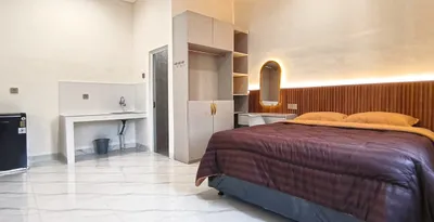 Sudut meja kerja kamar AVILITA House - ideal untuk profesional remote dan digital nomad
