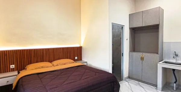 Lemari pakaian besar dalam kamar AVILITA House dengan ruang gantung dan rak penyimpanan