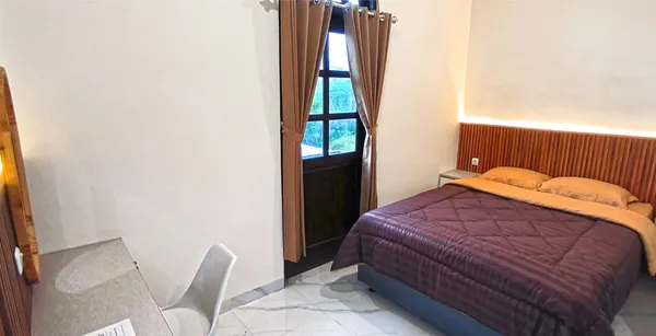 Detail meja kerja kamar AVILITA House - ideal untuk digital nomad dan profesional remote