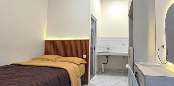 Detail interior kamar kos AVILITA House - AC dingin, kulkas, dan electric kettle siap pakai
