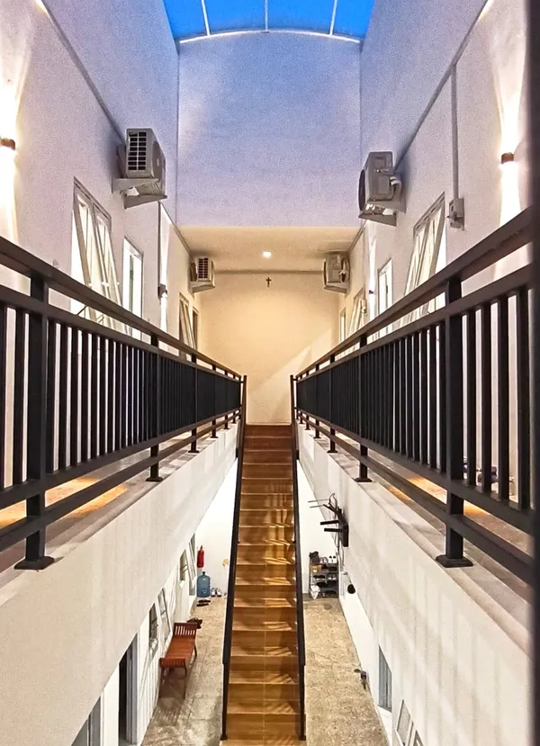Tangga akses lantai dua AVILITA House menuju unit kamar kos di Kuta Selatan, Bali