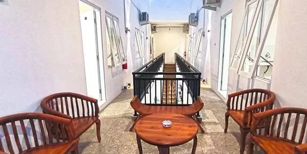 Sudut common area AVILITA House dengan tempat duduk dan dekorasi natural Bali