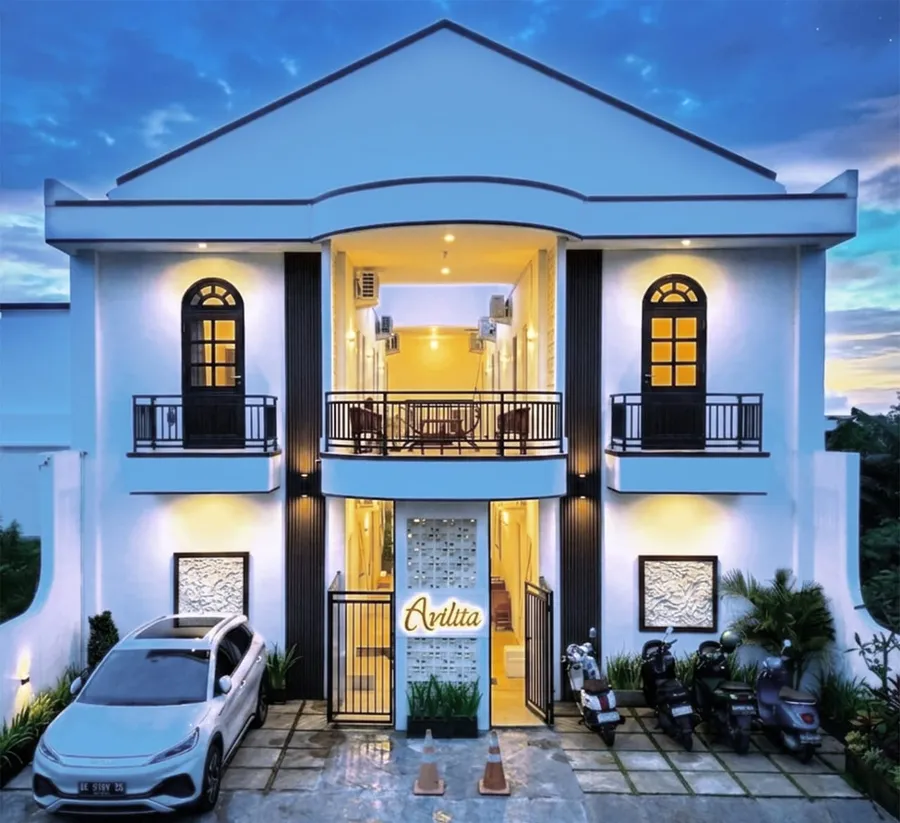 Kamar Studio Executive AVILITA House dengan kasur queen size, AC, dan WiFi 400 Mbps - kos Kuta Selatan Bali