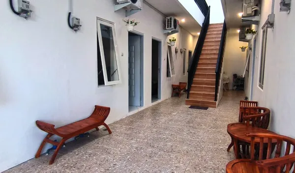 Halaman depan AVILITA House dengan landscape tropis dan jalur akses pejalan kaki
